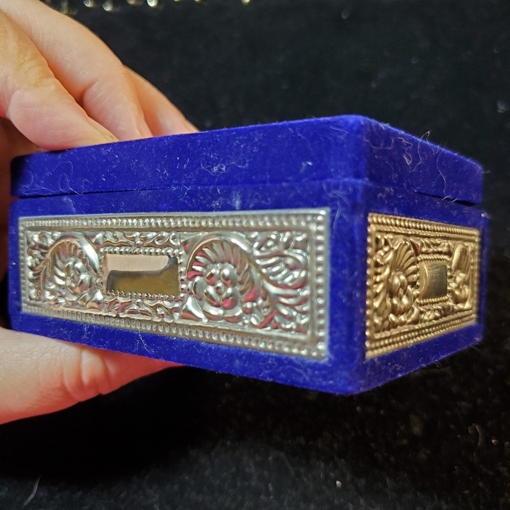 Silver & Blue Velvet jewelry box - Picture 8 of 13